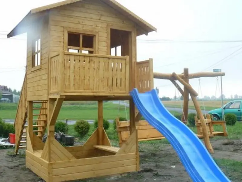 Drewniany domek i plac zabaw dla dzieci